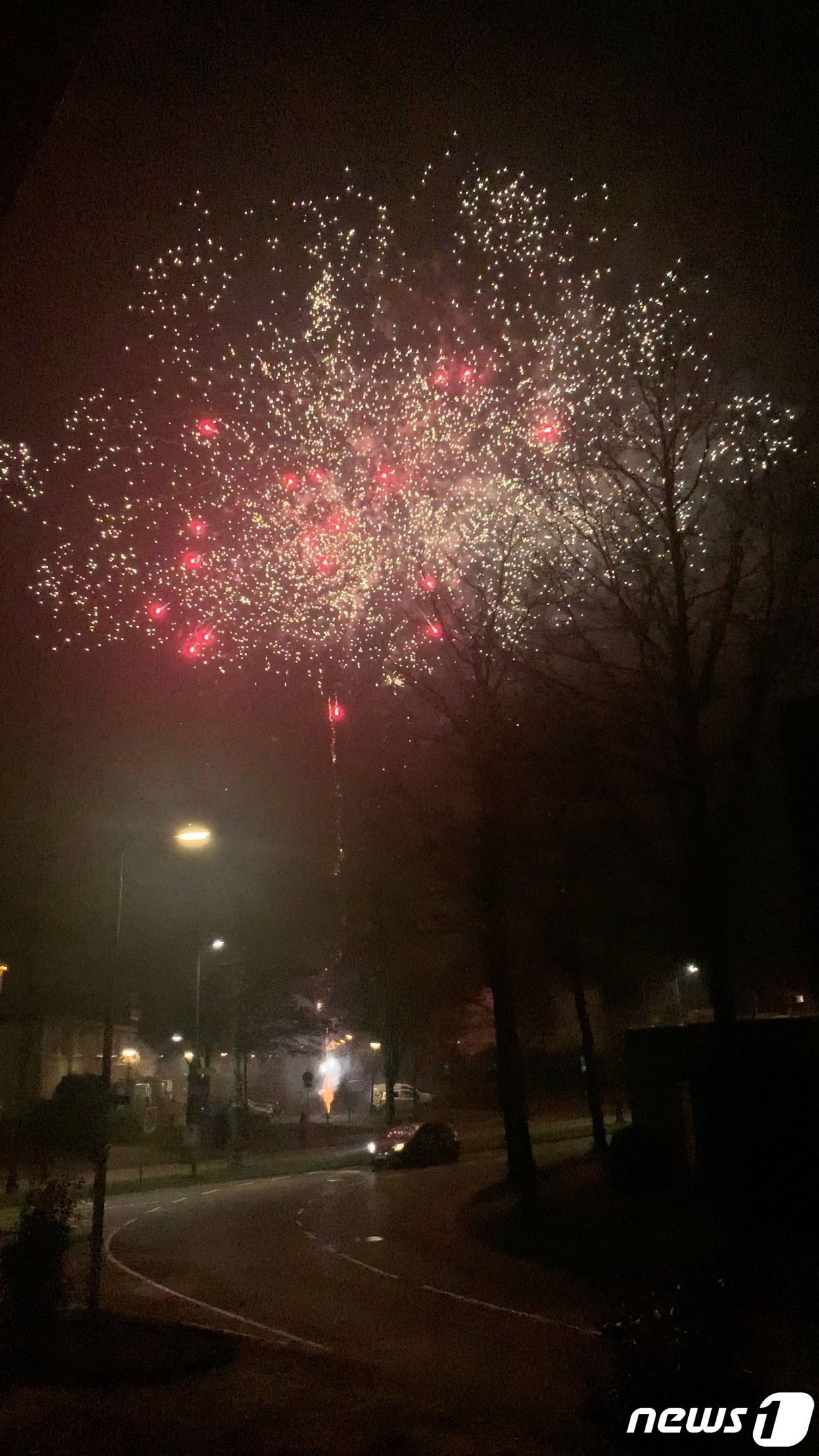 본문 이미지 - 네덜란드에서 매년 행하는 새해맞이 불꽃놀이가 사회 문제로 대두되고 있다. 사진은 2022년 1월 1일 암스푸르트에서 불꽃놀이를 하는 모습. 2022. 1. 1. ⓒ 로이터=뉴스1 ⓒ News1 최서윤 기자