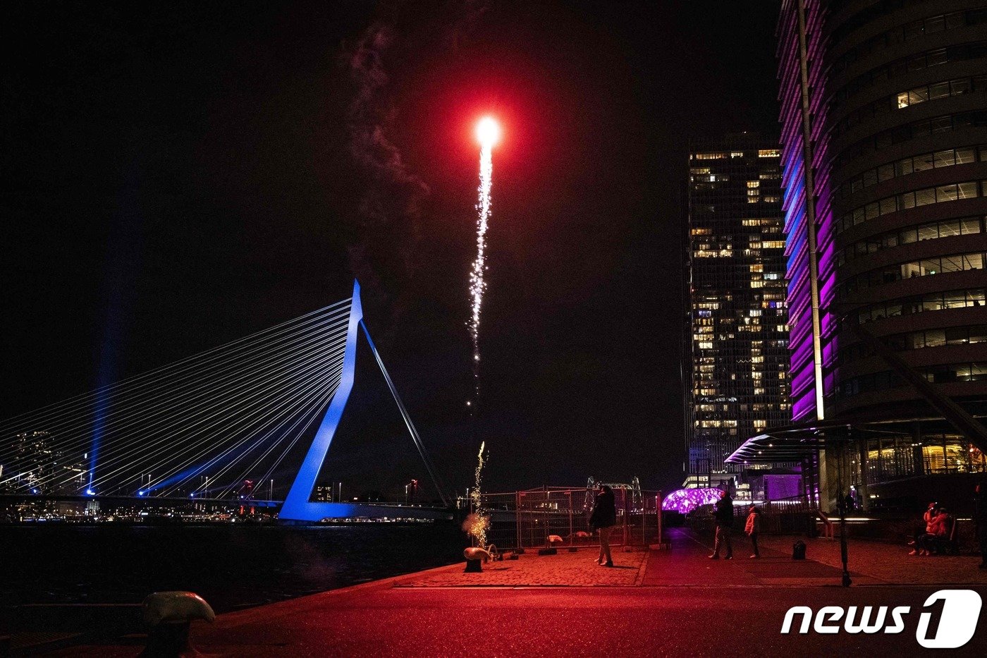 본문 이미지 - 지난달 31일 밤 네덜란드 로테르담 에라스무스 대교 인근에서 새해맞이 불꽃이 타오르는 모습. 2022. 12. 31. ⓒ AFP=뉴스1 ⓒ News1 최서윤 기자