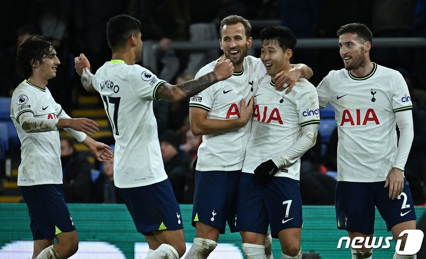 본문 이미지 - 잉글랜드 프리미어리그(EPL) 토트넘의 손흥민이 5일(한국시간) 영국 런던의 셀허스트파크에서 열린 크리스탈 팰리스와의 2022-23 EPL 19라운드에서 리그 4호골을 터뜨린 뒤 기뻐하고 있다. ⓒ AFP=뉴스1 ⓒ News1 포토공용 기자