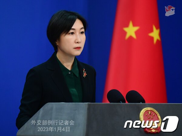 본문 이미지 - 마오닝 중국 외교부 대변인이 4일 베이징 외교부 청사에서 정례 브리핑을 열고 취재진의 질문에 답하고 있다. ⓒ News1 강민경 기자