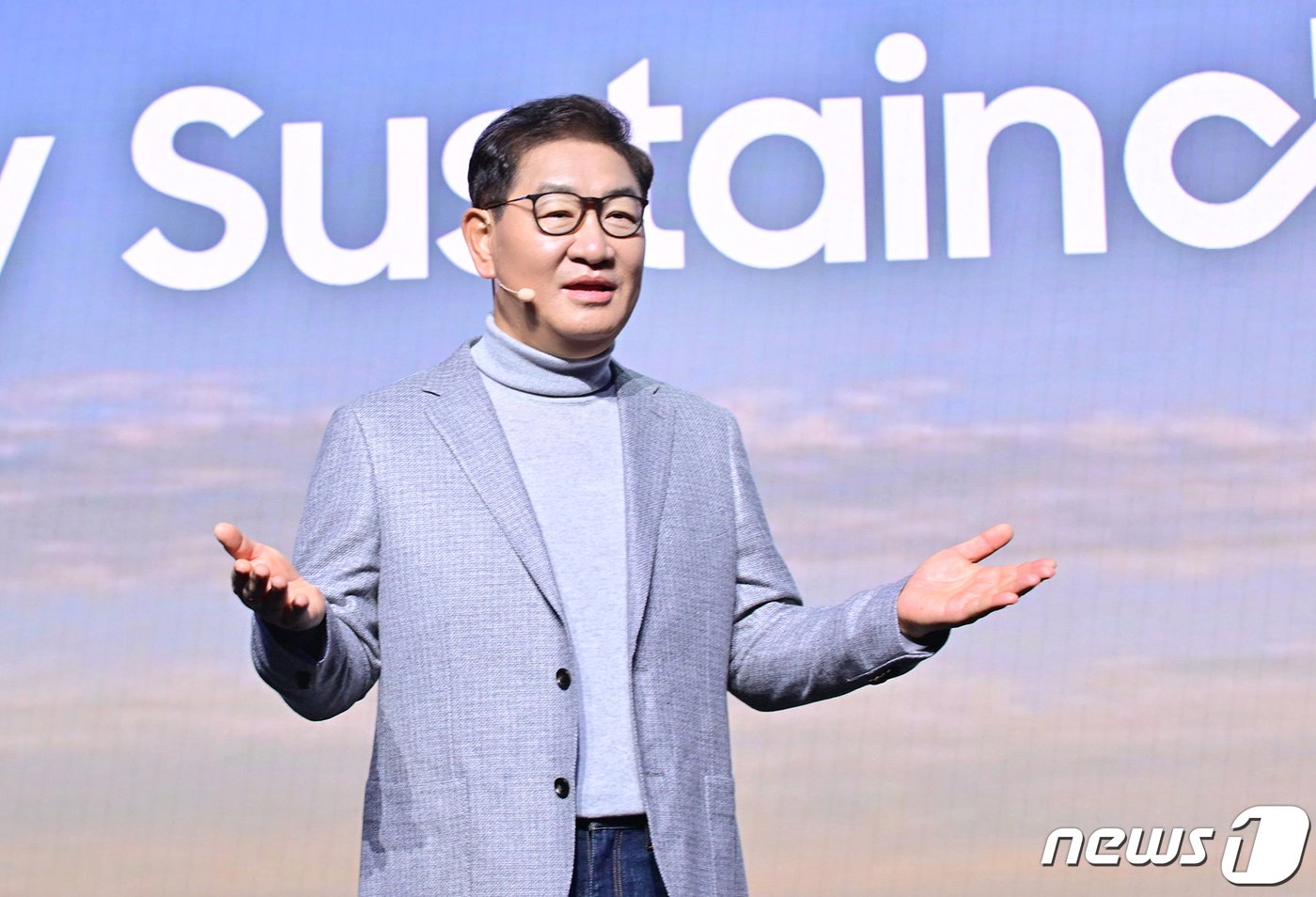 본문 이미지 - 삼성전자 DX부문장 한종희 부회장이 세계 최대 전자 전시회 CES 2023 개막을 하루 앞둔 4일(현지시간) 미국 라스베이거스 만달레이베이 호텔에서 열린 삼성 프레스 컨퍼런스에서 오프닝 스피치를 하고 있다. 이날 한 부회장은 "삼성전자가 약속한 연결 경험의 완성을 실현하기 위해 새로운 도전이 필요한 시기＂라며 ＂앞으로 다가올 초연결 시대에서 삼성의 기술로 디지털 세상을 조화롭게 만들어 갈 수 있도록 기술이 주는 행복과 풍요로움을 극대화할 것＂이라고 강조했다. (삼성전자 제공) 2023.1.5/뉴스1