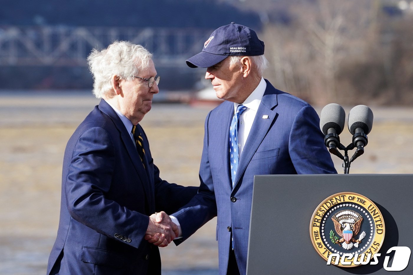 본문 이미지 - 조 바이든 미국 대통령이 2023년 1월4일 미국 켄터키주 코빙턴의 다리 인근에서 브렌트 스펜스 다리를 홍보하는 행사에 참석해 미치 매코널 공화당 상원 원내대표와 악수를 하고 있는 모습. ⓒ 로이터=뉴스1 ⓒ News1 김현 특파원