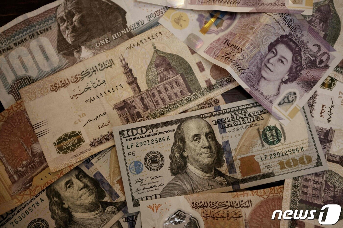 본문 이미지 - 이집트파운드화가 4일(현지시간) 폭락세를 맞았다. 지난해 달러당 16이집트 파운드였던 게 현재 달러당 26.4이집트파운드까지 떨어졌다. 23.01.04 ⓒ AFP=뉴스1 ⓒ News1 김예슬 기자