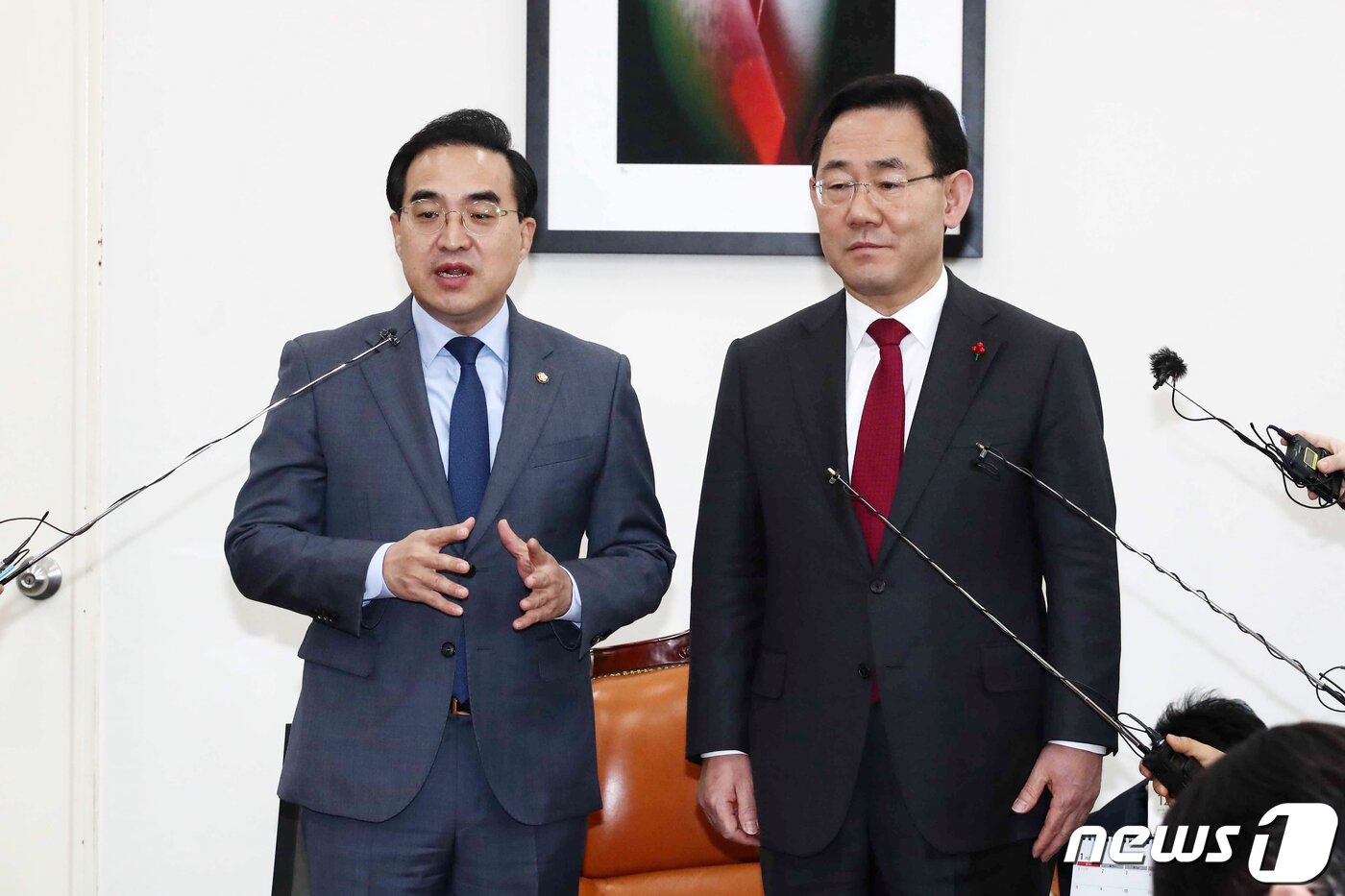 본문 이미지 - 주호영 국민의힘 원내대표(오른쪽)와 박홍근 더불어민주당 원내대표가 5일 서울 여의도 국회 운영위원장실에서 이태원 참사 국정조사 기간 연장 합의를 발표 후 취재진의 질문에 답변하고 있다. 여야는 7일 종료되는 국조 기간을 17일까지 열흘 연장하기로 합의했다. (공동취재) 2023.1.5/뉴스1 ⓒ News1 조태형 기자
