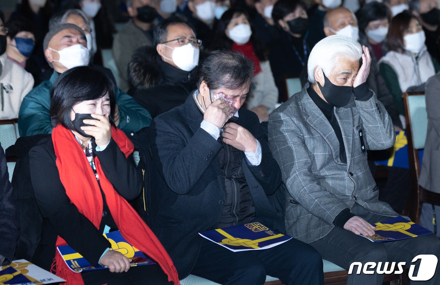 본문 이미지 - 이종철 10·29 이태원 참사 유가족협의회 대표가 5일 오전 서울 중구 정동 1928 아트센터에서 열린 2023 시민사회단체 신년하례회에서 이태원 참사 희생자들의 사진을 보며 눈물을 흘리고 있다. 2023.1.5/뉴스1 ⓒ News1 이재명 기자
