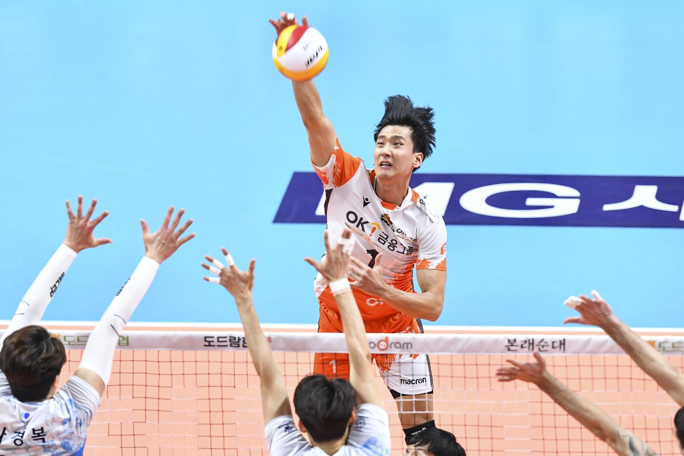 본문 이미지 - 23개월 만에 복귀하는 OK금융그룹의 송명근. 사진은 2020-21시즌 송명근의 경기 모습. (KOVO 제공)