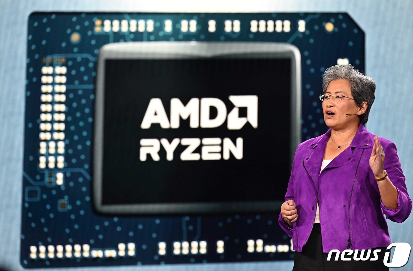 본문 이미지 - 세계 최대 가전·정보기술(IT) 전시회 CES 2023 개막을 하루 앞둔 지난 4일 미국 네바다주 베네시안 엑스포에서 리사 수 AMD 회장이 개막 기조연설을 하고 있다. 2023.1.5/뉴스1 ⓒ News1 임세영 기자