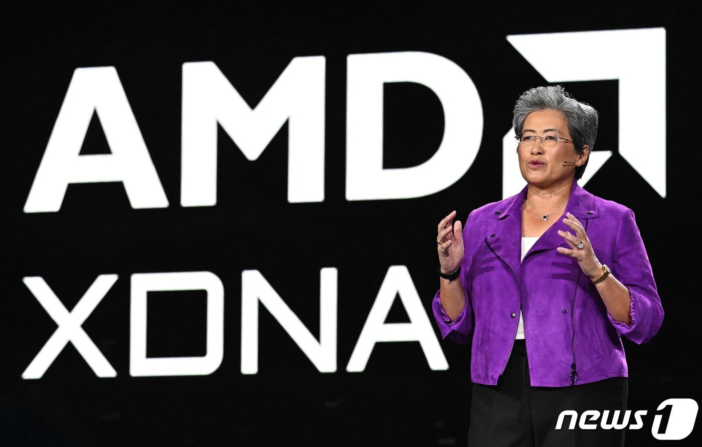본문 이미지 - 리사 수 AMD 회장이 CES 개막 기조연설을 하고 있다. 2023.1.5/뉴스1 ⓒ News1 임세영 기자