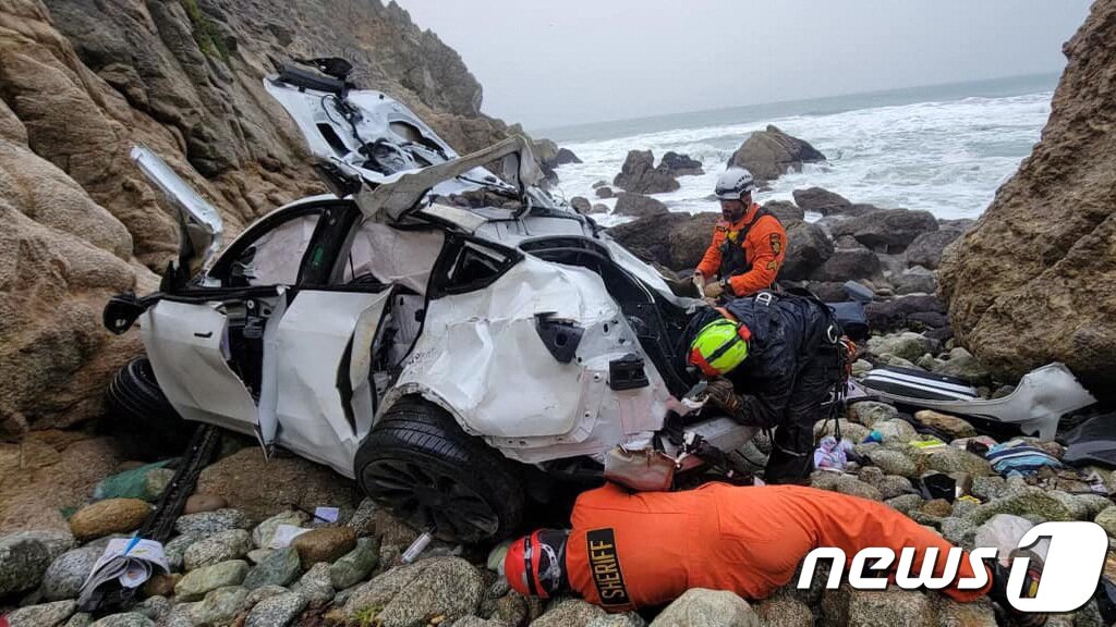 본문 이미지 - 2일(현지시간) 미국 샌프란시스코 인근 산 마테오 지역에서 소방대원들이 해안가 절벽 아래로 추락한 흰색 테슬라 승용차를 수색하고 있다. 2023.1.2. ⓒ 로이터=뉴스1 ⓒ News1 김성식 기자