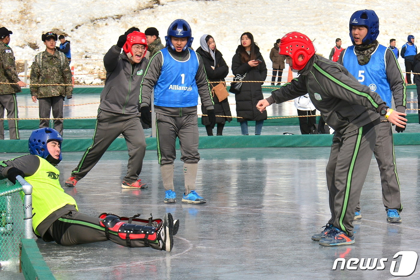 2019년 열린 전국얼음축구대회 군인부 경기.&#40;인제군 제공&#41;/뉴스1