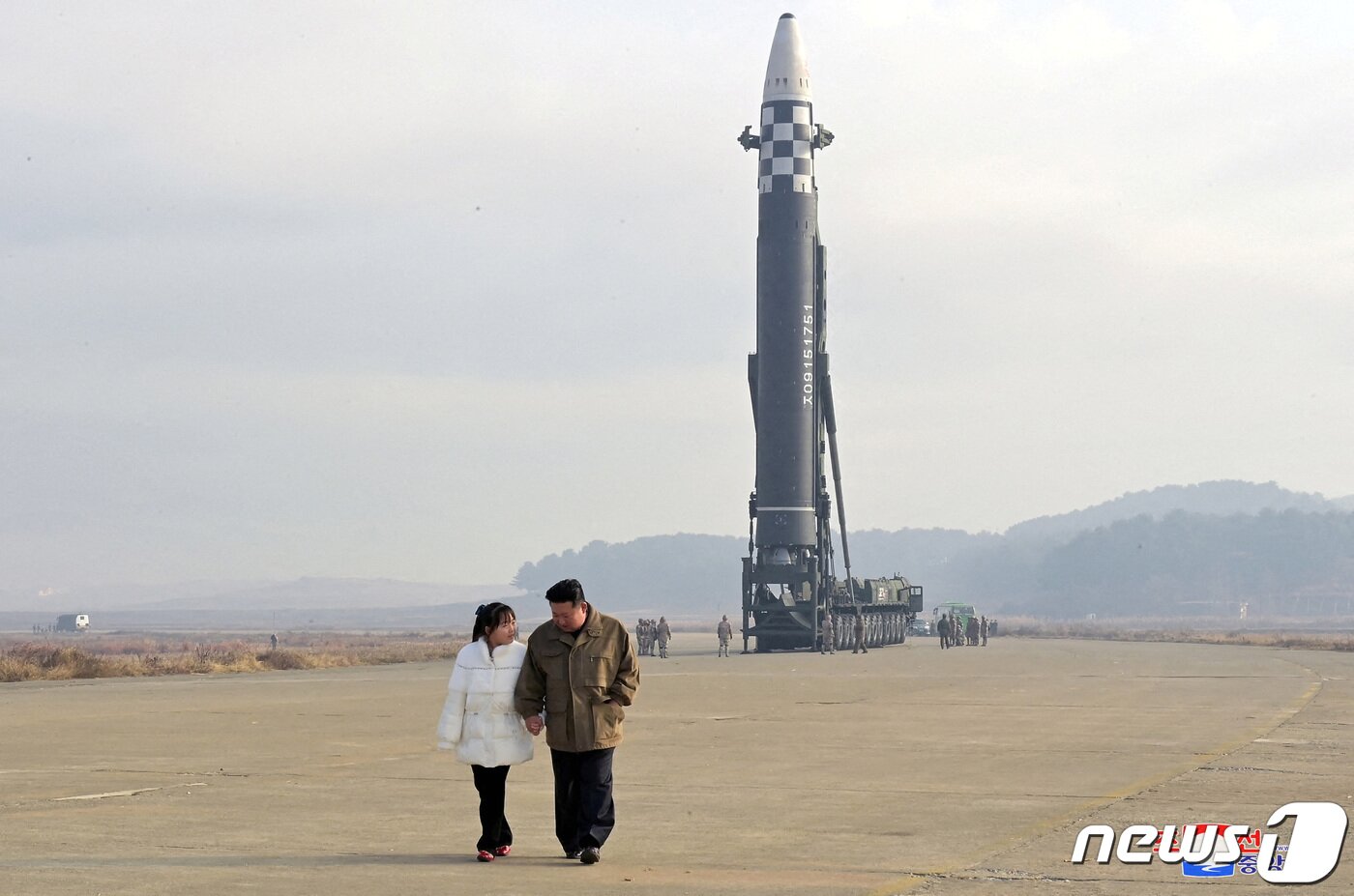 본문 이미지 - 김정은 북한 국무위원장이 지난해 11월19일 그의 딸과 함께 대륙간탄도미사일(ICBM) 앞을 걷고 있다. 22.11.19 ⓒ 로이터=뉴스1 ⓒ News1 김예슬 기자