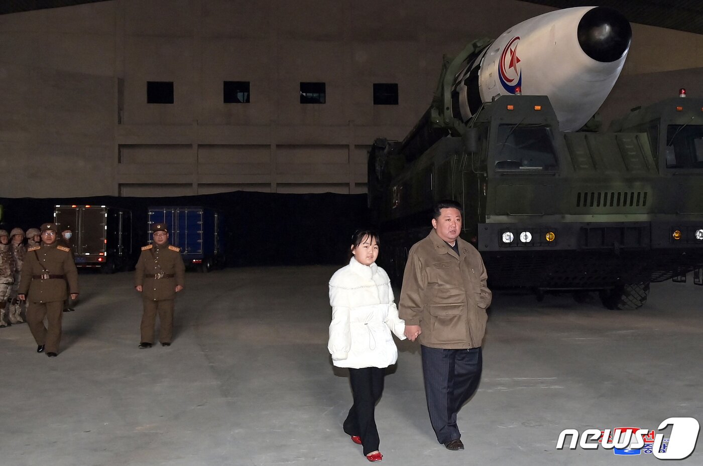 본문 이미지 - 김정은 북한 국무위원장이 지난해 11월19일 대륙간탄도미사일(ICBM) 앞을 걷고 있다. 22.11.19 ⓒ 로이터=뉴스1 ⓒ News1 김예슬 기자