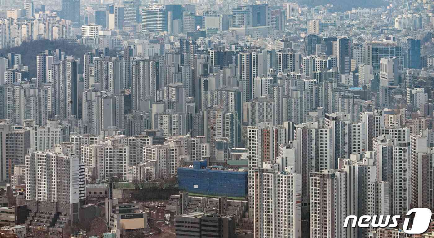  서울 중구 남산에서 바라본 도심의 아파트 단지. 2023.1.5/뉴스1 © News1 이승배 기자