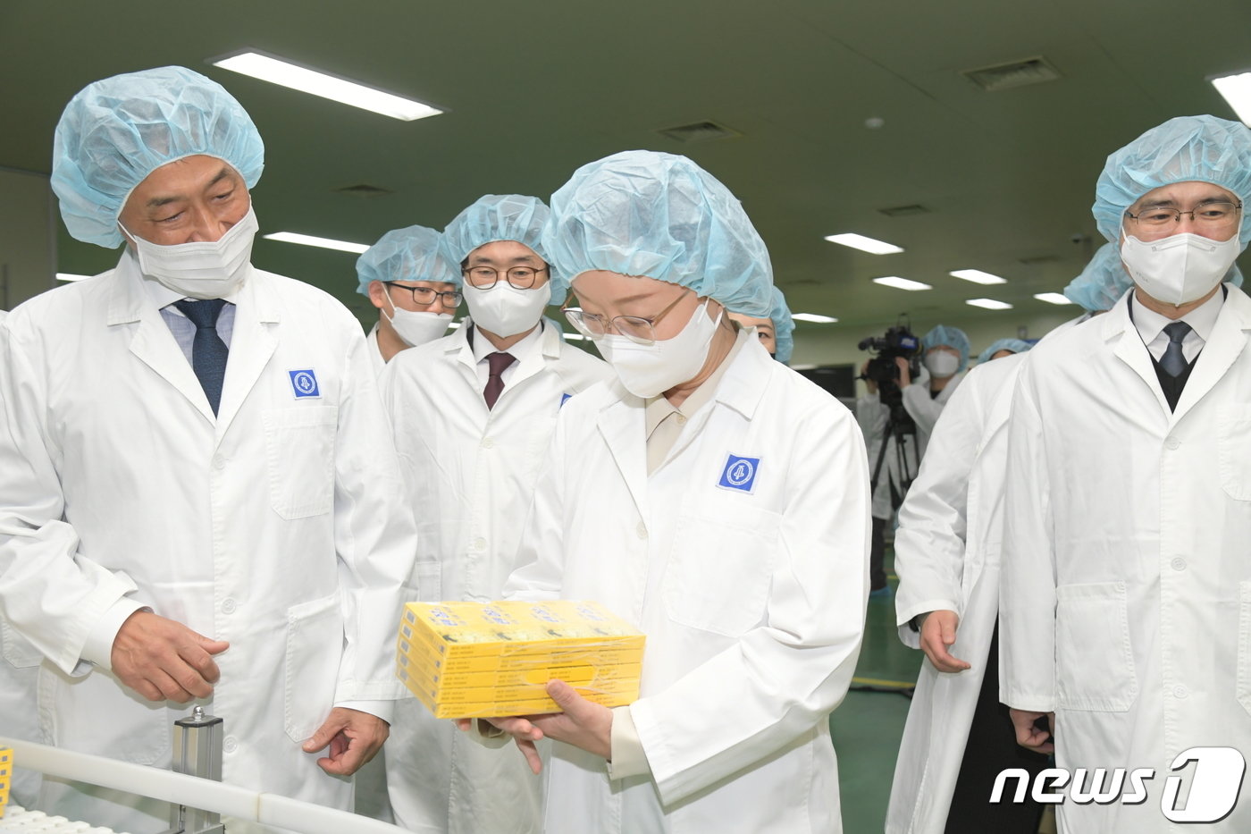 본문 이미지 - 오유경 식품의약품안전처장이 5일 오후 충남 천안 종근당 천안공장에서 아세트아미노펜 제제 제조 공정을 살펴보고 있다. (식약처 제공) 2023.1.5/뉴스1