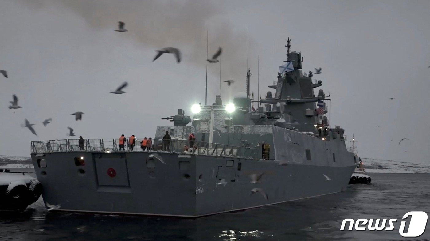 본문 이미지 - 4일(현지시간) 러시아 세베로모르스크 해군 기지에서 극초음속 지르콘 순항 미사일을 무장한 고르시코프 프리깃 함이 대서양을 향해 출항을 하고 있다. ⓒ 로이터=뉴스1 ⓒ News1 우동명 기자