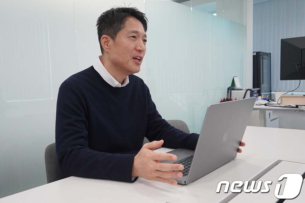 본문 이미지 - 김석환 위메이드 부사장이 지난 4일 &lt;뉴스1&gt;과 인터뷰하고 있다.