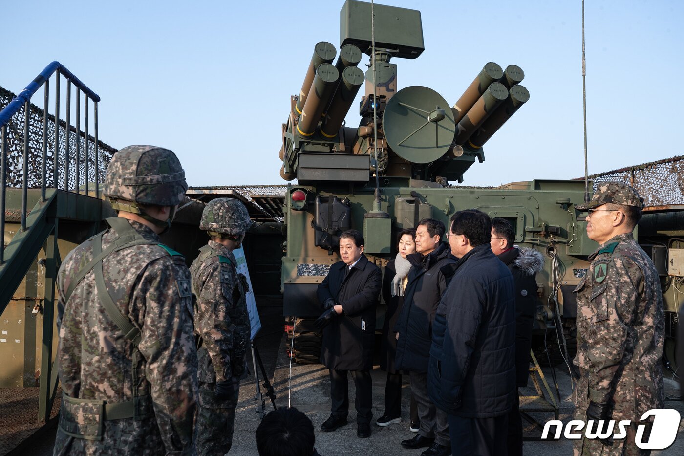 본문 이미지 - 국회 국방위원회 소속 김병주 더불어민주당 의원 등이 올 1월5일 수도방위사령부 예하 방공진지에서 단거리 지대공 유도무기 ‘천마’에 대한 설명을 듣고 있다. 2023.1.5/뉴스1 ⓒ News1 이재명 기자