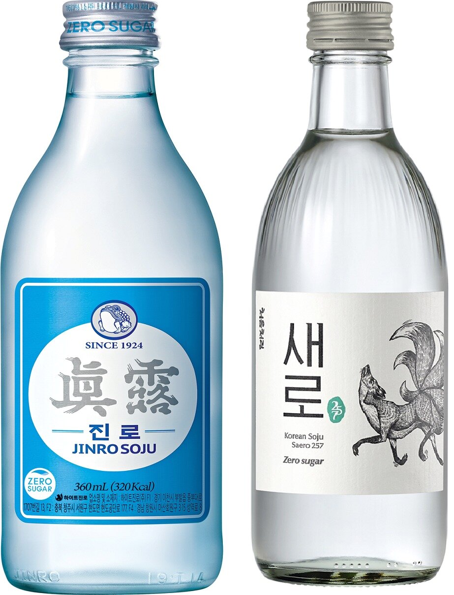 본문 이미지 - 하이트진로의 진로 제로 슈거(오른쪽)와 롯데칠성음료의 '새로'.(각사 제공)