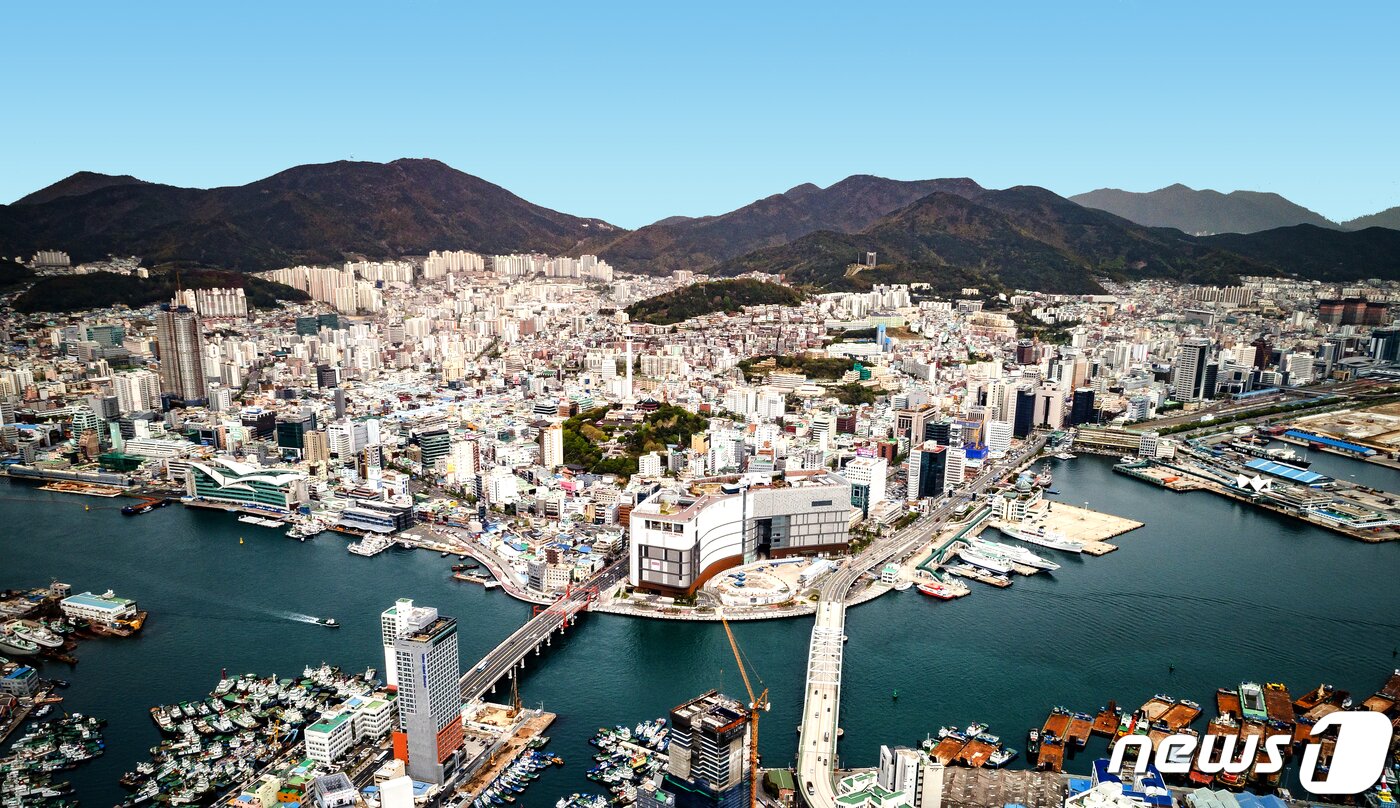 본문 이미지 - 부산 중구 롯데백화점 광복점 등 남포동과 광복동 일대의 모습.(부산 중구청 제공) ⓒ News1 노경민 기자