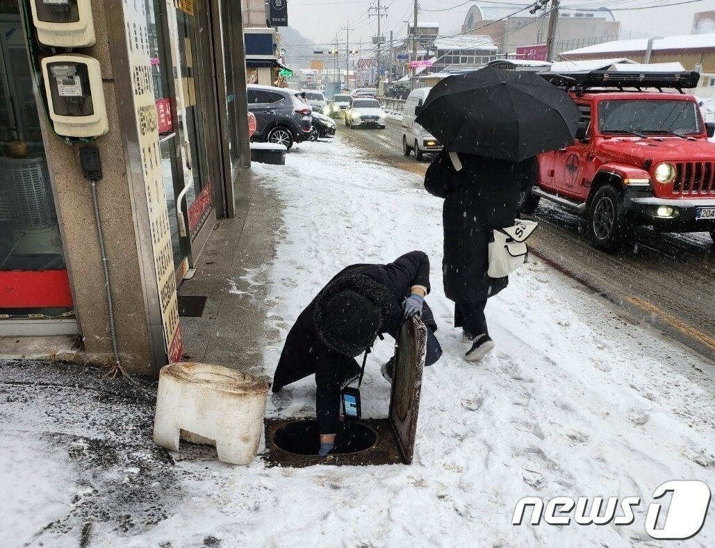 본문 이미지 - 남양주시 수도계량기 검침원 B씨가 검침 작업을 하고 있다./뉴스1 양희문 기자