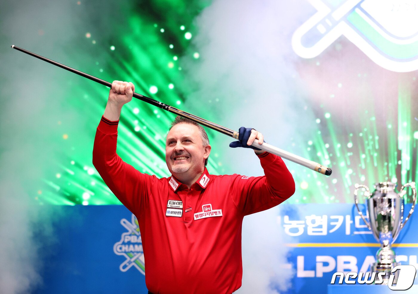 본문 이미지 - 프레드릭 쿠드롱이 5일 경기도 고양시 소노캄고양에서 열린 프로당구 2022~23시즌 ‘NH농협카드 PBA-LPBA 챔피언십’ PBA(남자부) 결승 에디 레펜스와의 경기에서 우승을 확정 지은 후 기뻐하고 있다. (PBA 투어 제공) 2023.1.6/뉴스1