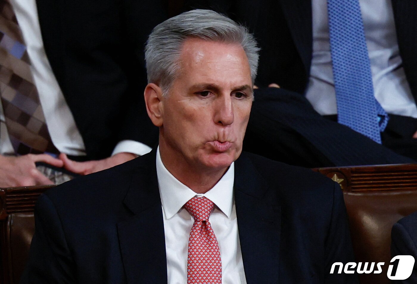 본문 이미지 - 케빈 매카시 하원 공화당 원내대표가 2023년 1월5일(현지시간) 미 워싱턴 의사당에서 열린 3일차 하원의장 선출 투표에서 자신의 뜻대로 흘러가지 않자 굳은 표정을 보이고 있다. ⓒ 로이터=뉴스1 ⓒ News1 김현 특파원