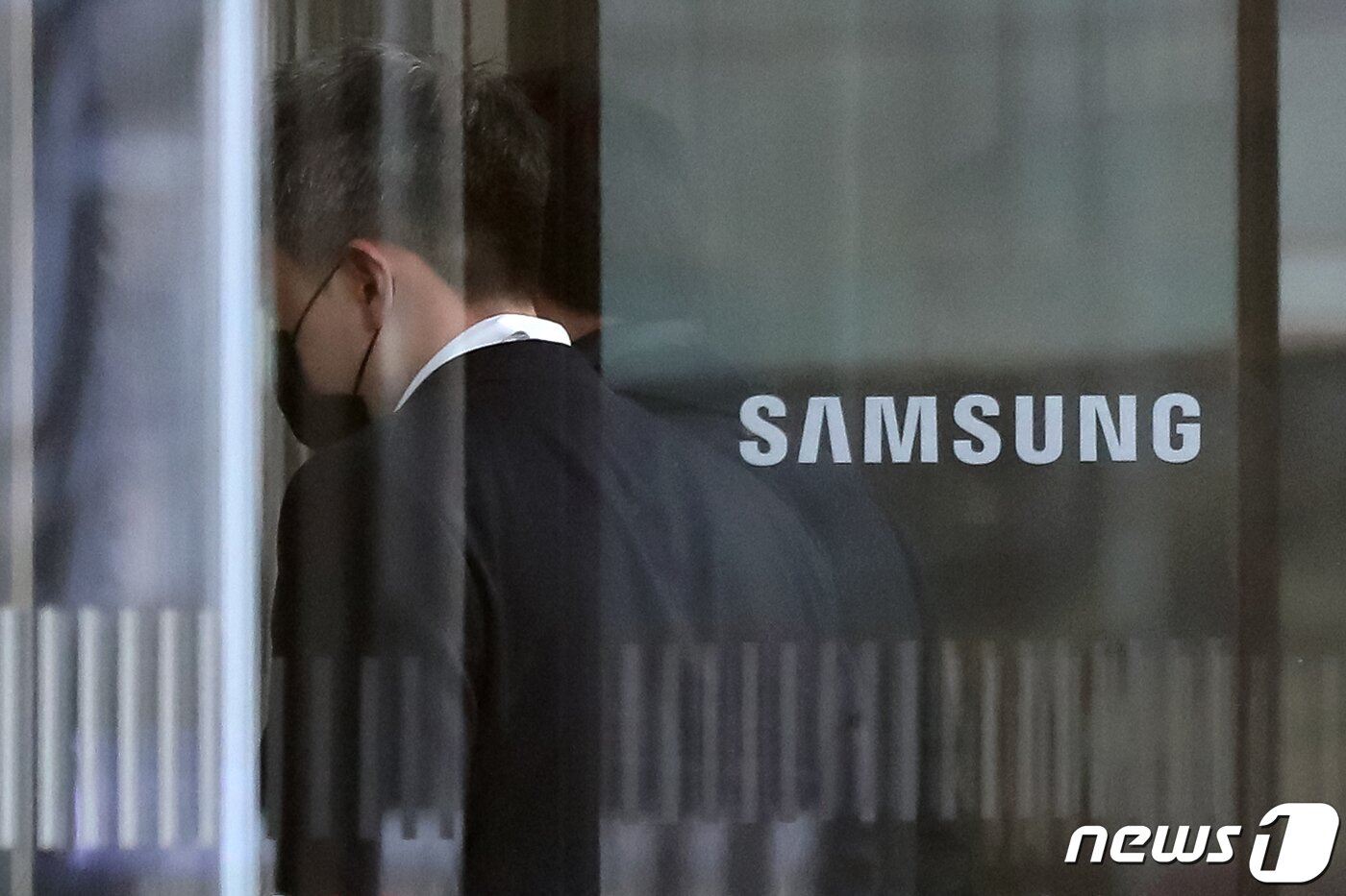 본문 이미지 -  6일 서울 서초구 삼성전자 서초사옥 로비에서 직원들이 오가고 있다. 2023.1.6/뉴스1 ⓒ News1 민경석 기자