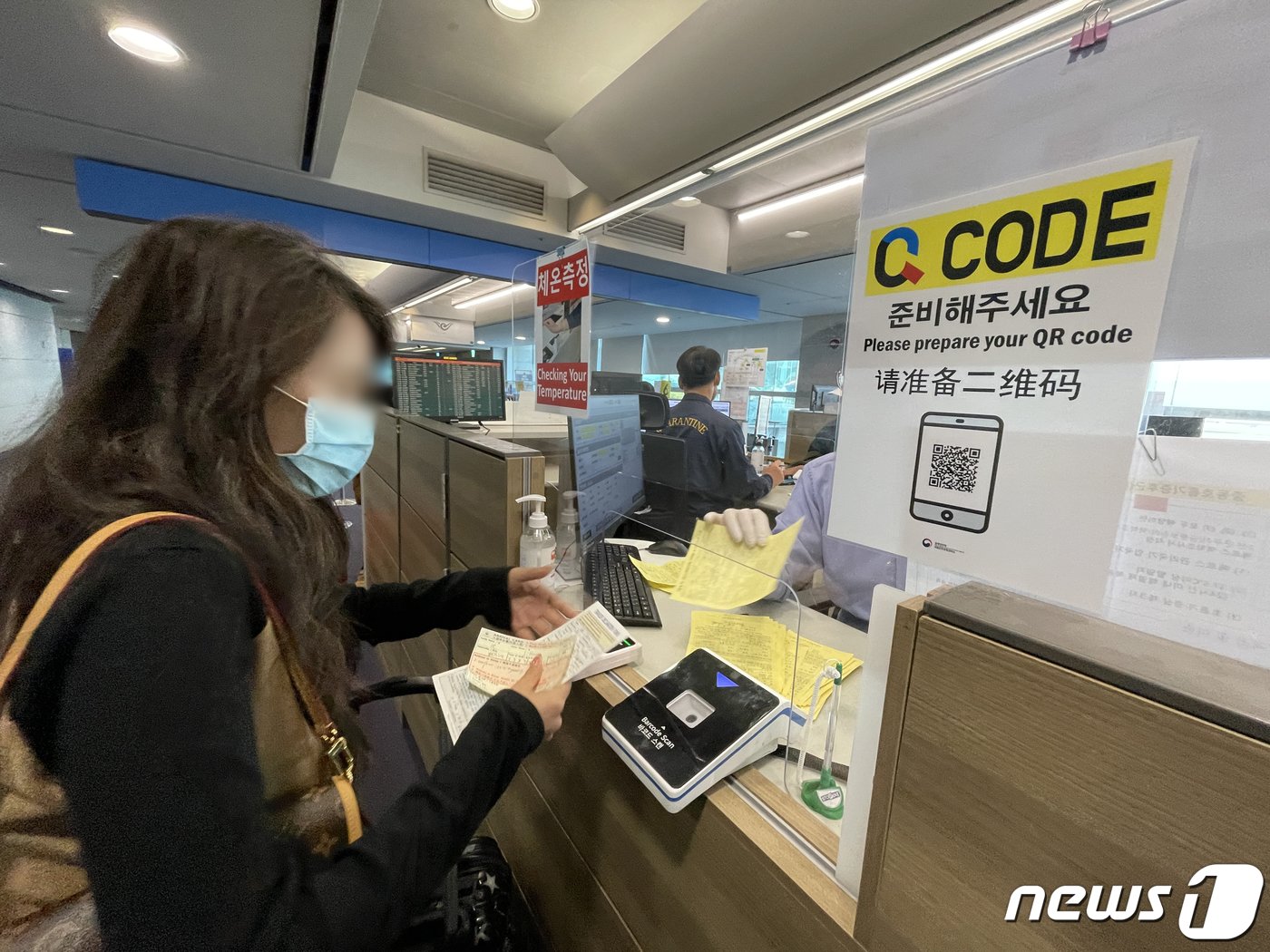 본문 이미지 - 6일 오전 인천국제공항 제1여객터미널 입국장 검역대에서 중화권(중국·홍콩·마카오)에서 입국한 해외여행객들이 Q코드를 찍고 있다. 2023.1.6/뉴스1 ⓒ News1 공항사진기자단