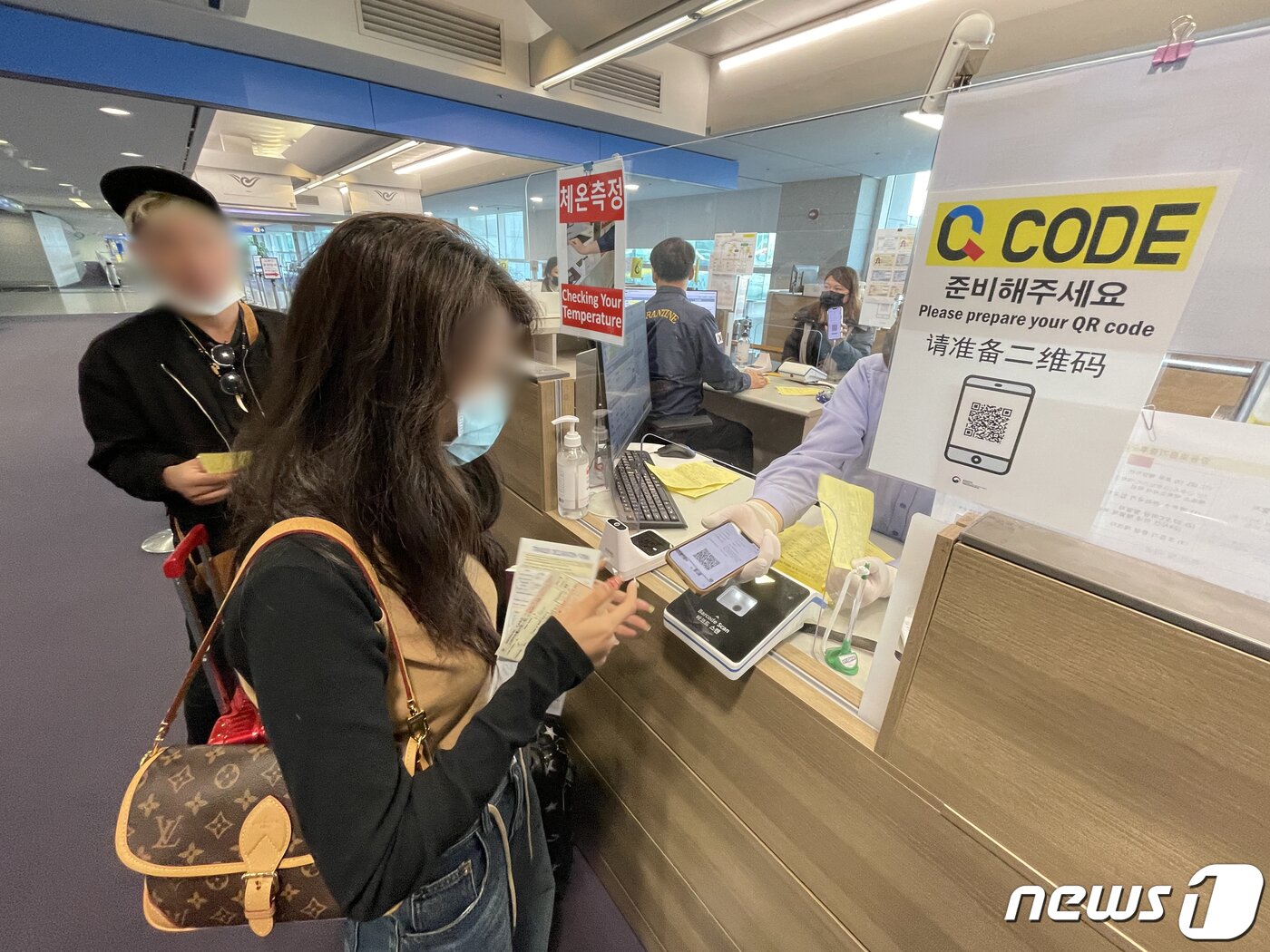본문 이미지 - 6일 오전 인천국제공항 제1여객터미널 입국장 검역대에서 중화권(중국·홍콩·마카오)에서 입국한 해외여행객들이 Q코드를 찍고 있다. 2023.1.6/뉴스1 ⓒ News1 공항사진기자단