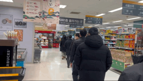 본문 이미지 - 이마트 용산점에서 위스키를 구매하려고 줄 서 있던 소비자들이 매장 관계자 인솔에 따라 매장 안으로 들어가고 있다. ⓒ News1 신민경 기자