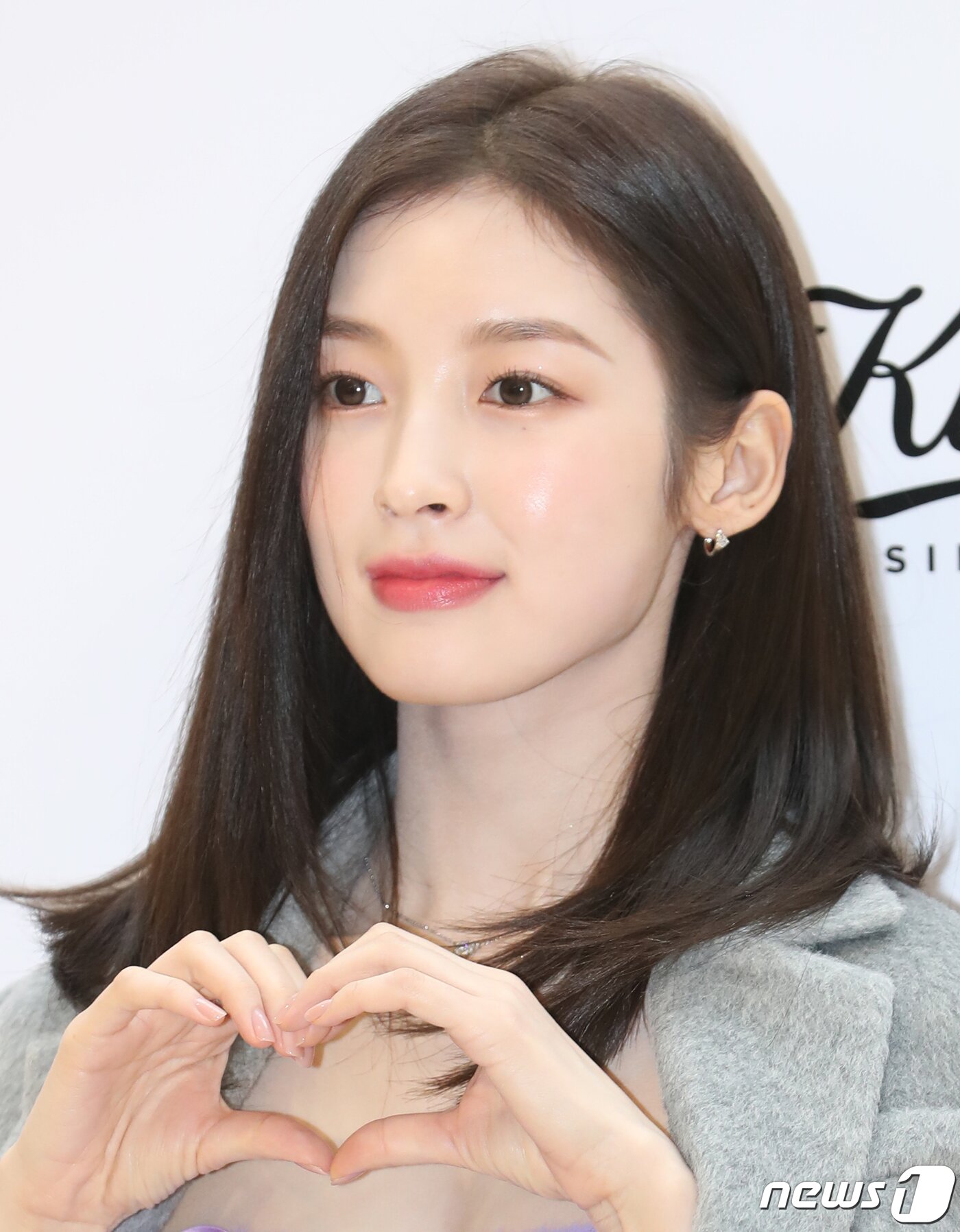 본문 이미지 - 그룹 오마이걸의 아린이 6일 서울 중구 롯데백화점 본점에서 진행된 코스메틱 브랜드 '키엘(Kiehl's)'의 '울트라 훼이셜 크림' 팝업 스토어 오픈 기념 행사에서 하트를 그리고 있다. ⓒ News1 권현진 기자