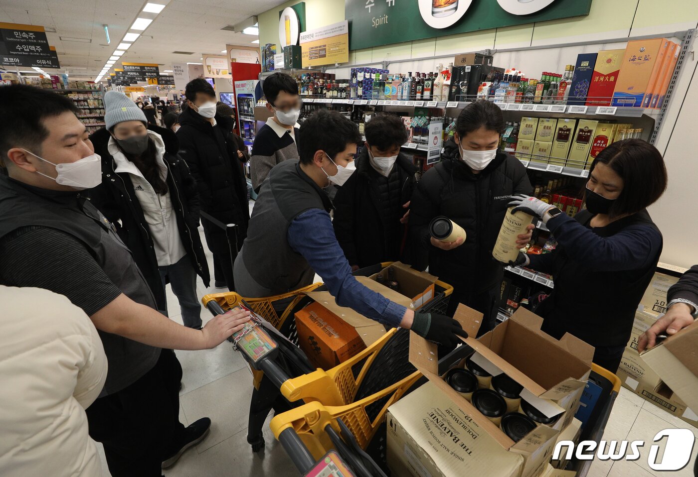 본문 이미지 - 6일 서울 이마트 용산점에서 시민들이 매장 개장 시간에 맞춰 위스키를 구매하고 있다.. 2023.1.6/뉴스1 ⓒ News1 신웅수 기자