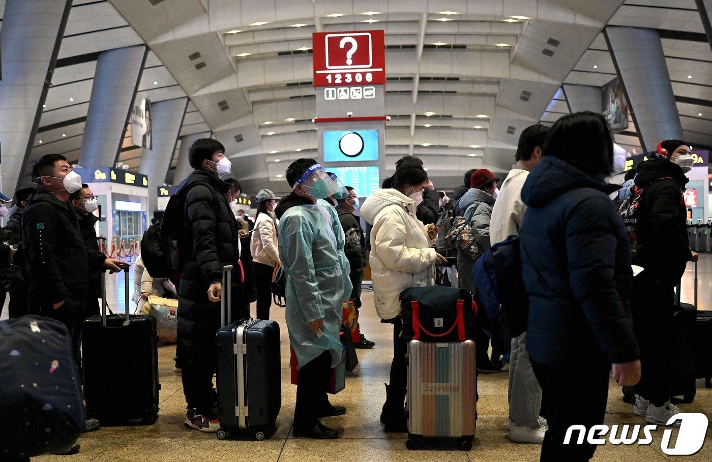 5일&#40;현지시간&#41; 코로나19 확산 속 중국 베이징 기차 역에서 방호복을 입은 승객이 줄을 서 있다. ⓒ AFP=뉴스1 ⓒ News1 우동명 기자