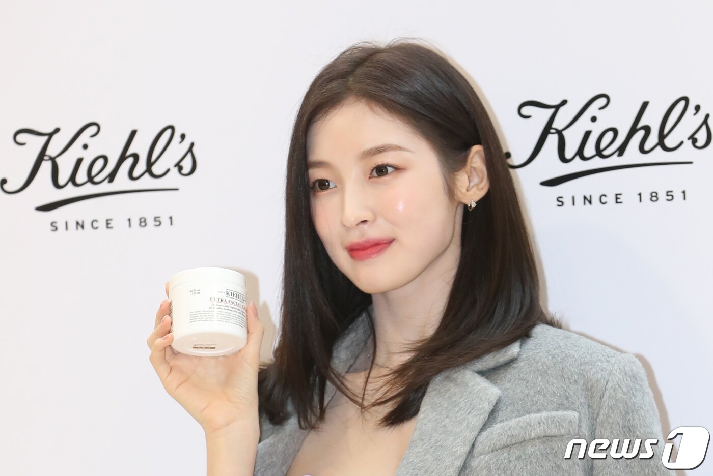 본문 이미지 - 그룹 오마이걸의 아린이 6일 서울 중구 롯데백화점 본점에서 진행된 코스메틱 브랜드 '키엘(Kiehl's)'의 '울트라 훼이셜 크림' 팝업 스토어 오픈 기념 행사에서 피부 비결을 공개하고 있다. ⓒ News1 권현진 기자