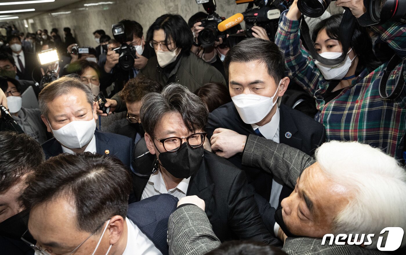 본문 이미지 - 이종철 10·29 이태원 참사 유가족협의회 대표가 6일 오후 서울 여의도 국회에서 열린 용산 이태원참사 진상규명과 재발방지를 위한 국정조사 2차 청문회가 정회된 후 이상민 행정안전부 장관에게 항의하고 있다. 2023.1.6/뉴스1 ⓒ News1 이재명 기자