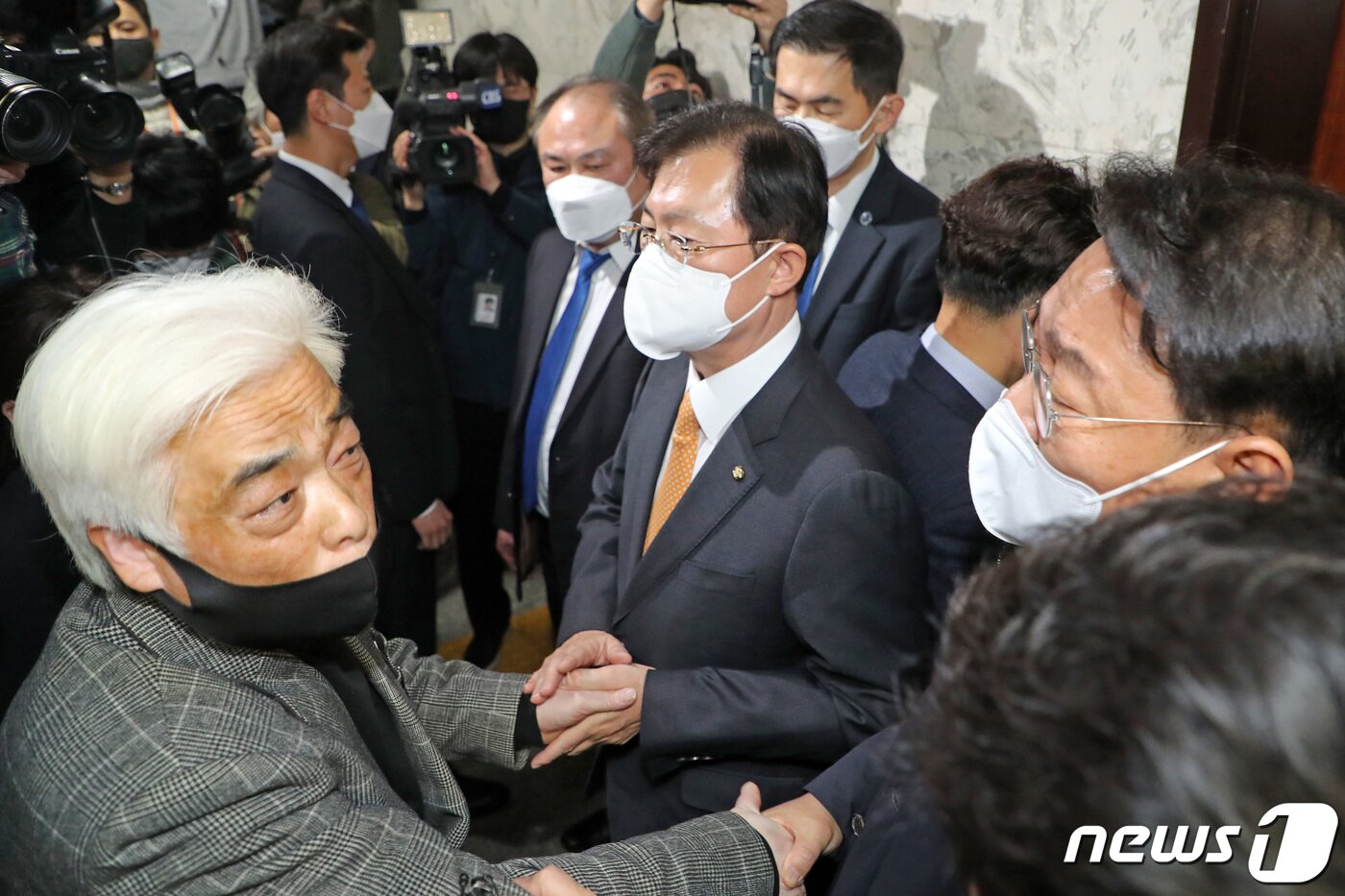 본문 이미지 - 이종철 10·29 이태원 참사 유가족협의회 대표가 6일 서울 여의도 국회에서 열린 용산 이태원 참사 진상규명과 재발방지를 위한 국정조사 2차 청문회가 정회된 후 이만희 국민의힘 간사와 김교흥 더불어민주당 간사에게 항의하고 있다. 2023.1.6/뉴스1 ⓒ News1 조태형 기자