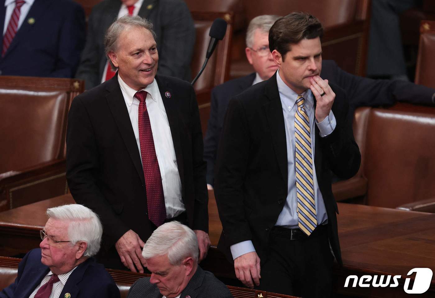 본문 이미지 - 5일(현지시간) 앤디 빅스 의원(왼쪽)과 맷 게이츠 의원이 하원의장 선출 투표에 참여한 뒤 대화를 나누고 있다. ⓒ AFP=뉴스1 ⓒ News1 강민경 기자