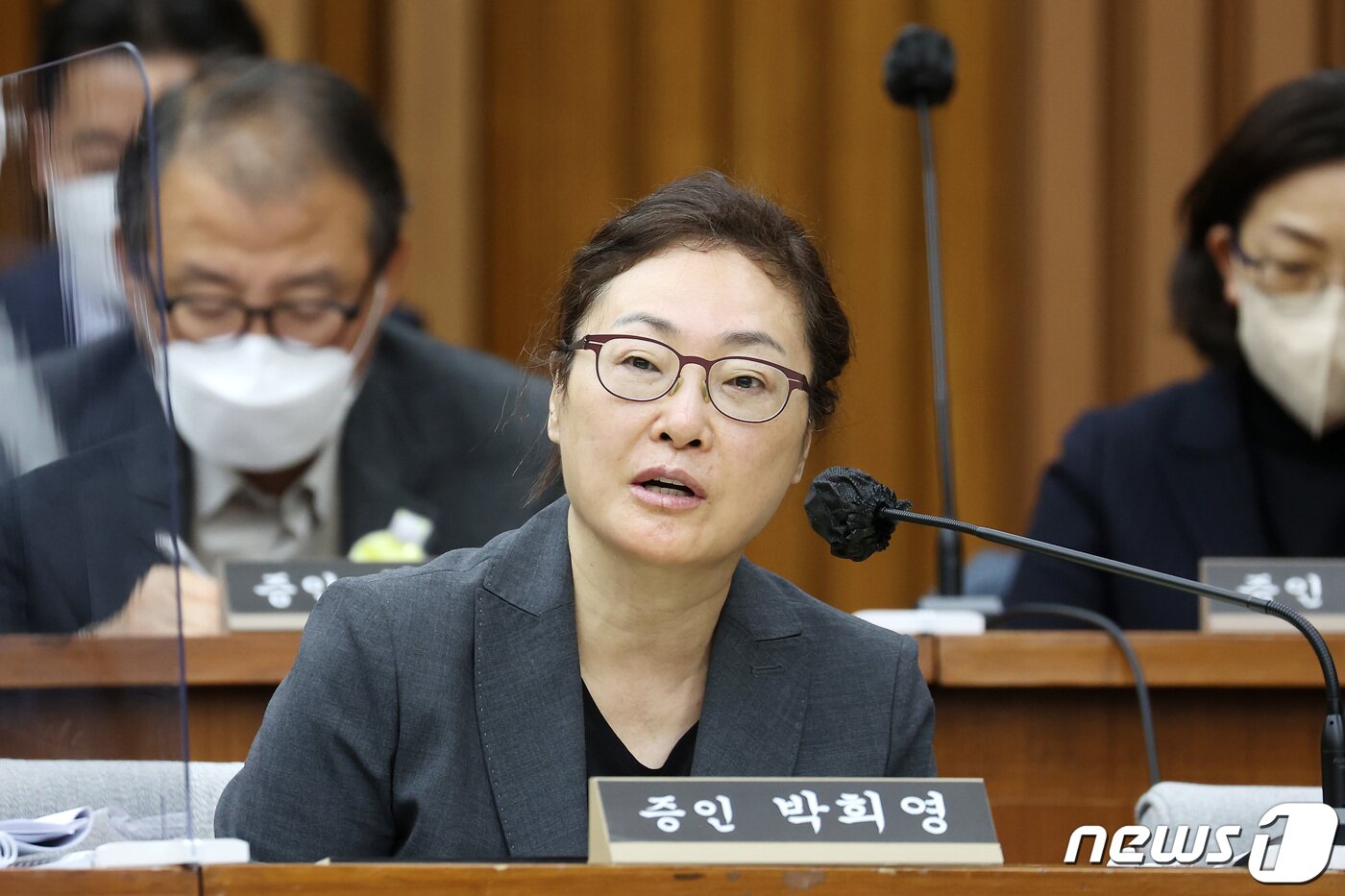 본문 이미지 - 박희영 용산구청장이 6일 서울 여의도 국회에서 열린 용산 이태원 참사 진상규명과 재발방지를 위한 국정조사 2차 청문회에서 의원 질의에 답변하고 있다. 2023.1.6/뉴스1 ⓒ News1 조태형 기자