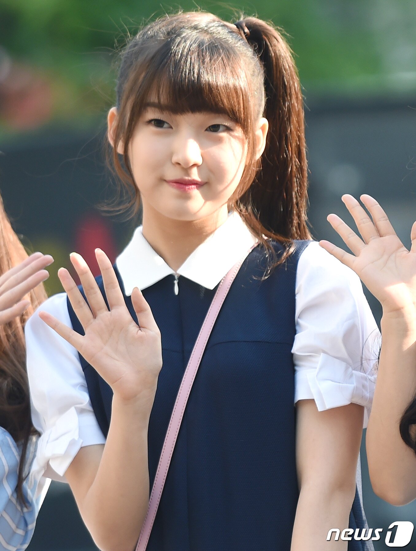 본문 이미지 - 지난 2015년 5월 오마이걸 아린의 데뷔 초 음악 방송 출근길 모습, 성형수술을 하지 않은 모태 미녀다운 귀엽고 사랑스러운 외모가 눈길을 끈다. ⓒ News1 권현진 기자