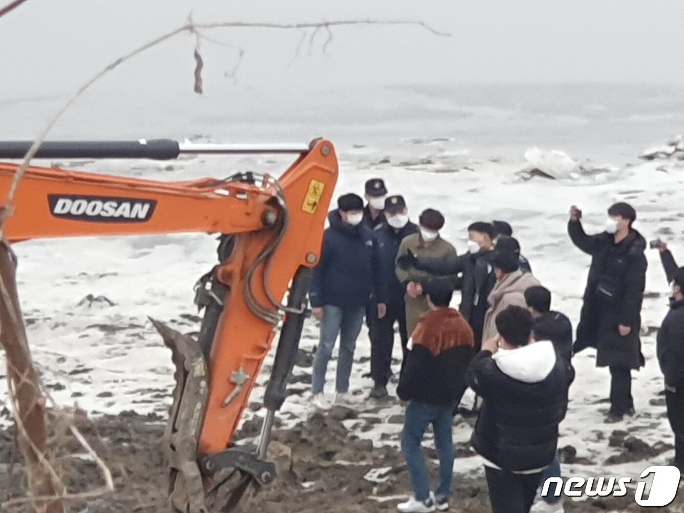 검찰이 6일 경기 파주시 공릉천변 일대에서 택시기사와 동거 여성을 살해한 혐의로 구속된 이기영&#40;31&#41;을 대동해 시신을 유기했다고 지목한 장소에 대한 현장검증을 진행하고 있다. 뉴스1 ⓒ News1 