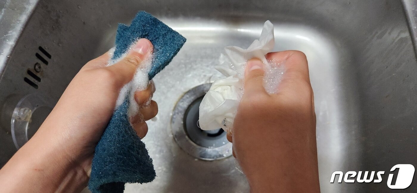 본문 이미지 - 세제를 한 펌프 짠 일반 수세미와 종이 수세미 거품양을 비교한 모습. ⓒ 뉴스1 김예원 기자