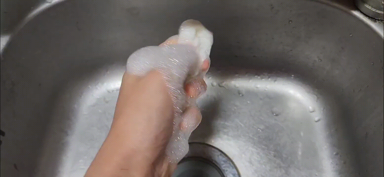 본문 이미지 - 물을 약간 묻힌 뒤 비빈 종이 수세미의 모습. ⓒ 뉴스1 김예원 기자