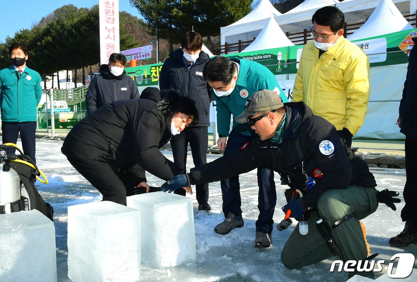 화천산천어축제 안전 점검에 나선 김성호 행정안부 차관.&#40;화천군 제공&#41;