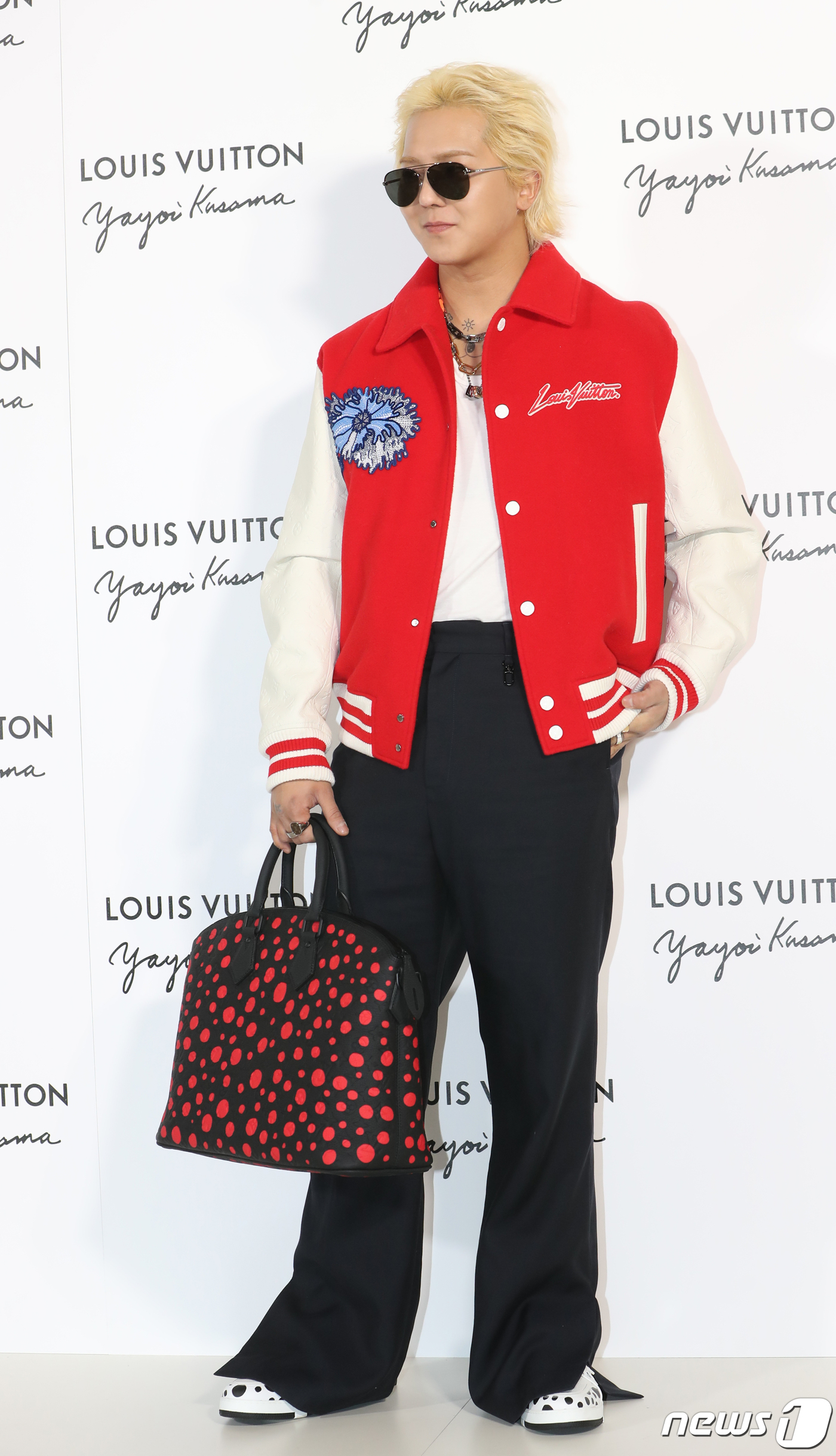 (서울=뉴스1) 권현진 기자 = 위너 송민호가 6일 서울 강남구 루이비통 메종 서울에서 열린 루이비통과 쿠사마 야요이와의 협업 기념행사에서 포즈를 취하고 있다. 2023.1.6/뉴 …