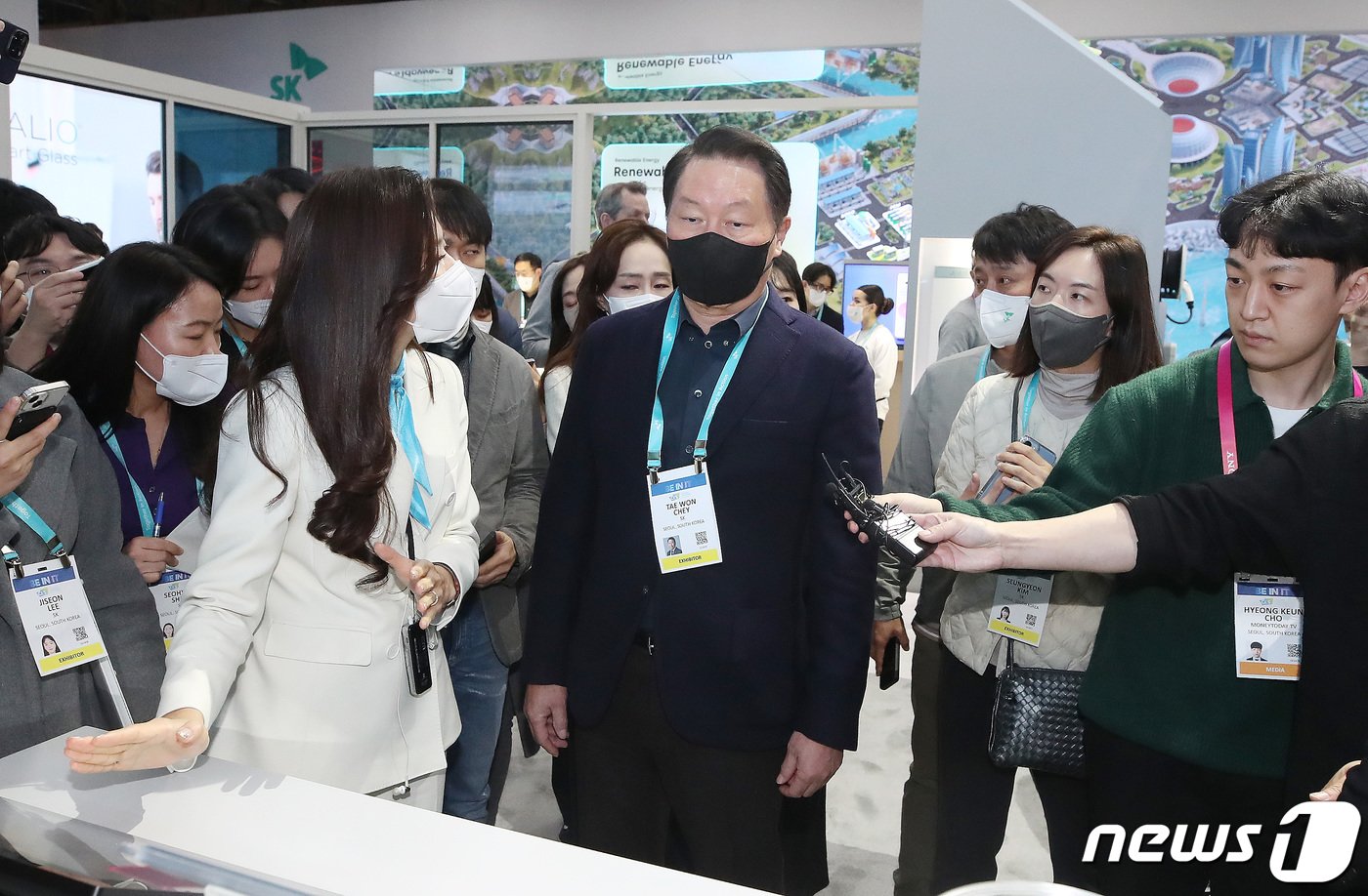 본문 이미지 - 세계 최대 가전·IT(정보기술) 박람회 CES 2023 개막 이틀째인 6일(현지시간) 미국 네바다주 라스베이거스 컨벤션센터(LVCC) 중앙홀에 마련된 SK그룹 부스에서 최태원 SK그룹 회장이 관계자로부터 SK배터리 관련 설명을 듣고 있다. 2023.1.7/뉴스1 ⓒ News1 임세영 기자