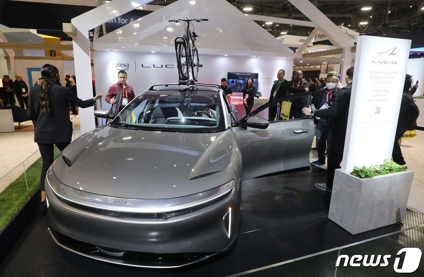 본문 이미지 - 세계 최대 가전·IT(정보기술) 박람회 CES 2023 개막 이틀째인 6일(현지시간) 미국 네바다주 라스베이거스 컨벤션센터(LVCC) 웨스트홀에서 관람객들이 럭셔리 전기차 루시드를 살펴보고 있다. 2023.1.7/뉴스1 ⓒ News1 임세영 기자