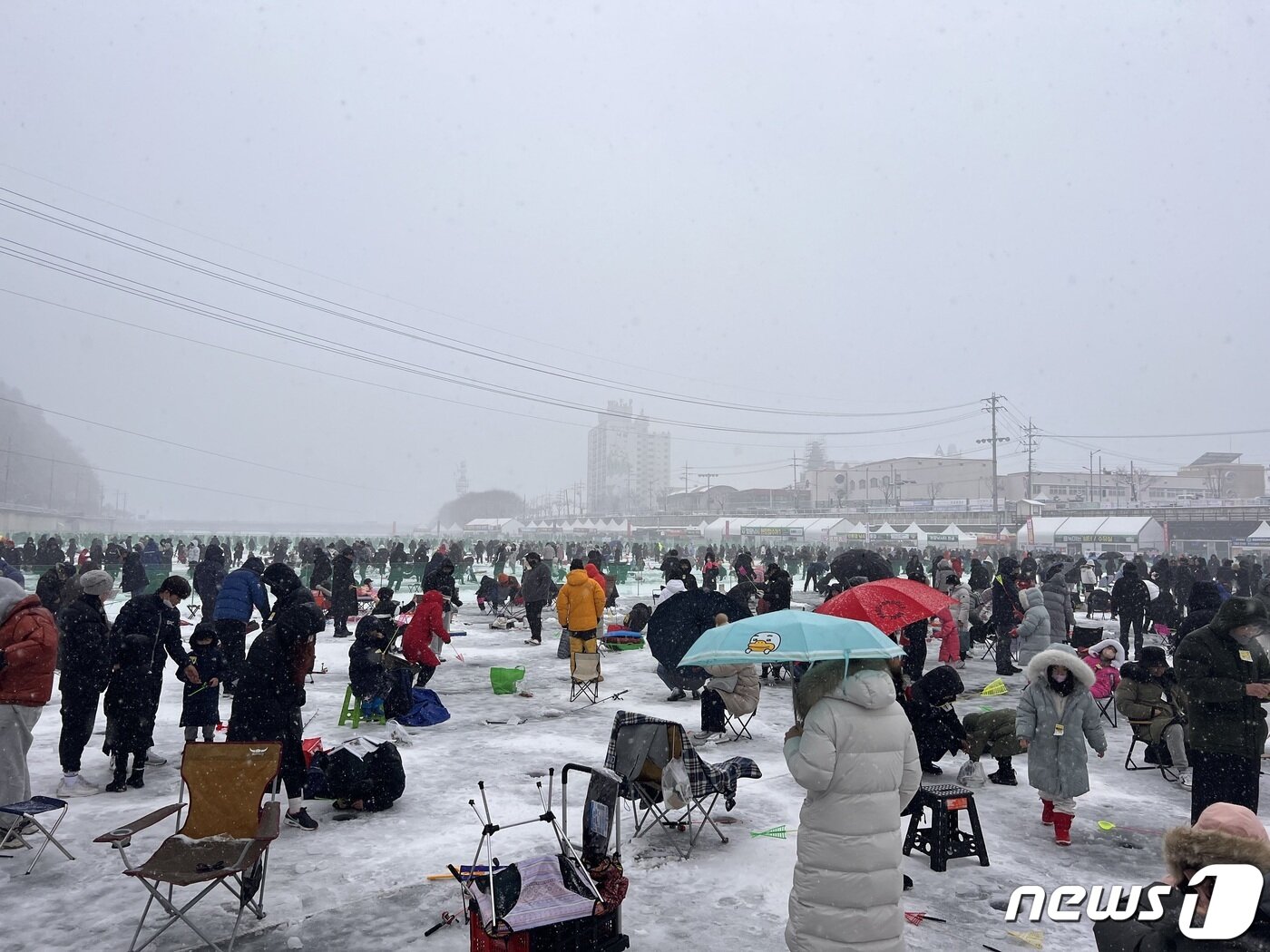 본문 이미지 - '20203 얼음나라 화천산천어축제'를 찾은 관광객들.(뉴스1 DB)