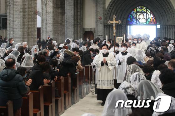 뉴스1 Pick]베네딕토 16세 잠들다...명동성당서 추모 미사 거행 - 뉴스1