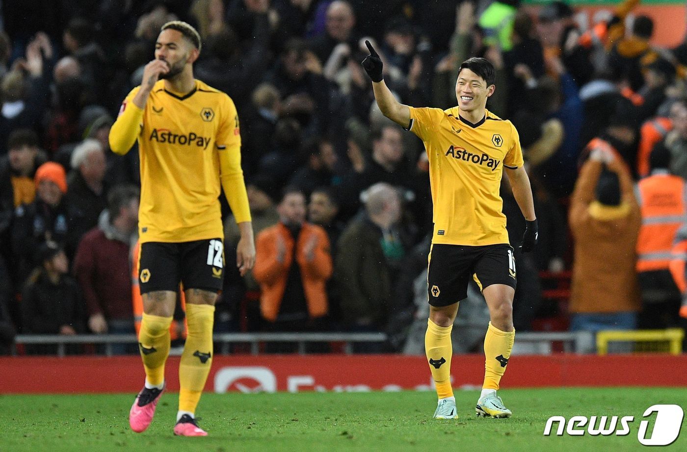 본문 이미지 - 울버햄튼 황희찬이 8일(현지시간) 영국 리버풀 안필드에서 열린 2022-23시즌 잉글랜드 FA컵 3라운드 리버풀과의 원정경기에서 동점골을 만들어낸 뒤 세리머니를 하고 있다. ⓒ AFP=뉴스1