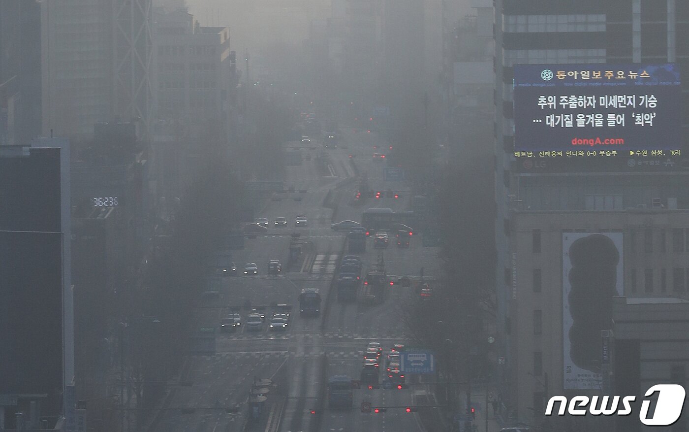 본문 이미지 - 수도권 전역에 미세먼지 예비저감조치가 이어지고 있는 8일 오전 서울시교육청에서 바라본 도심이 뿌옇게 보이고 있다. 2023.1.8/뉴스1 ⓒ News1 이동해 기자